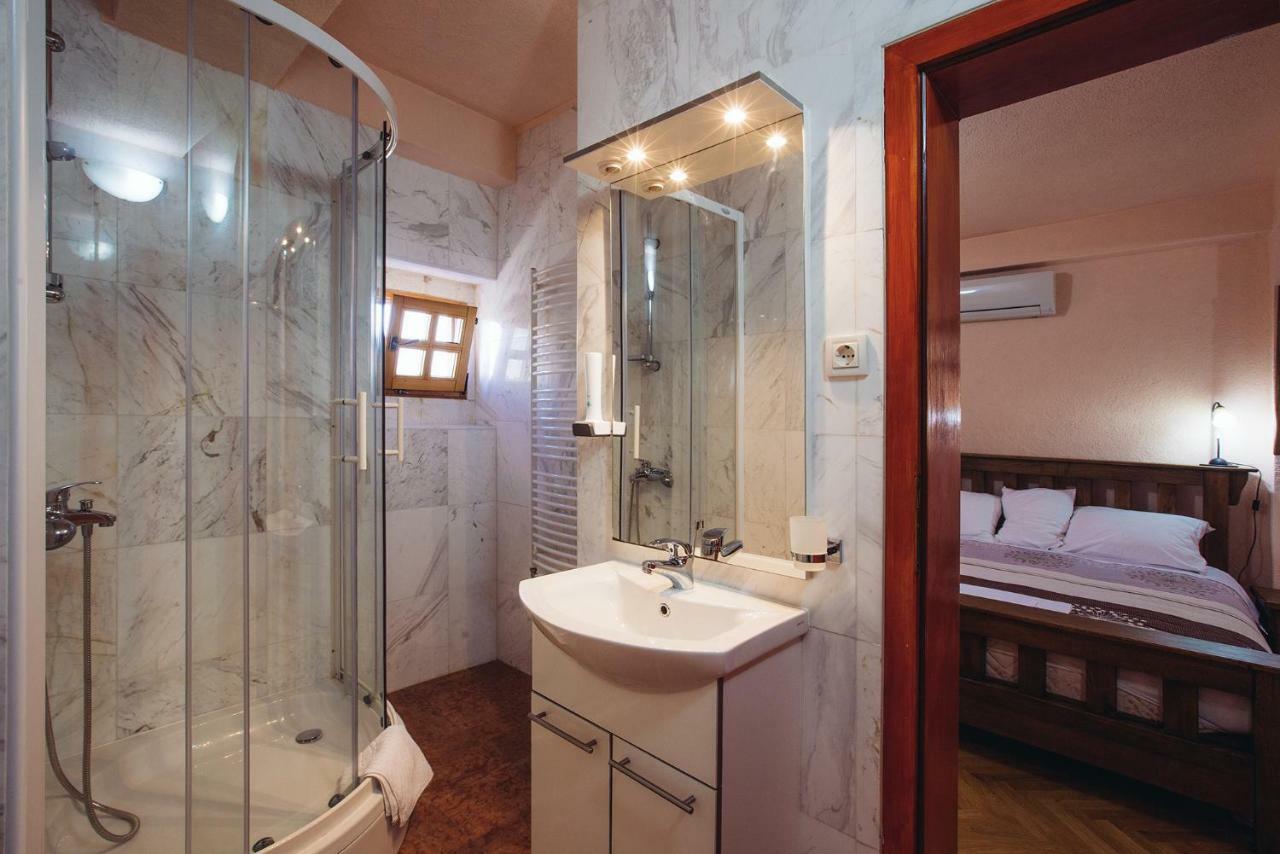 Apartmani I Sobe Dinko Starigrad Paklenica Esterno foto