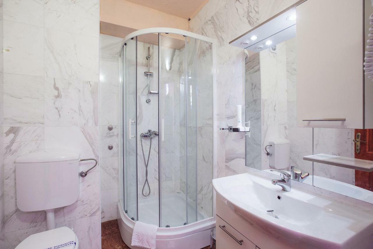 Apartmani I Sobe Dinko Starigrad Paklenica Esterno foto