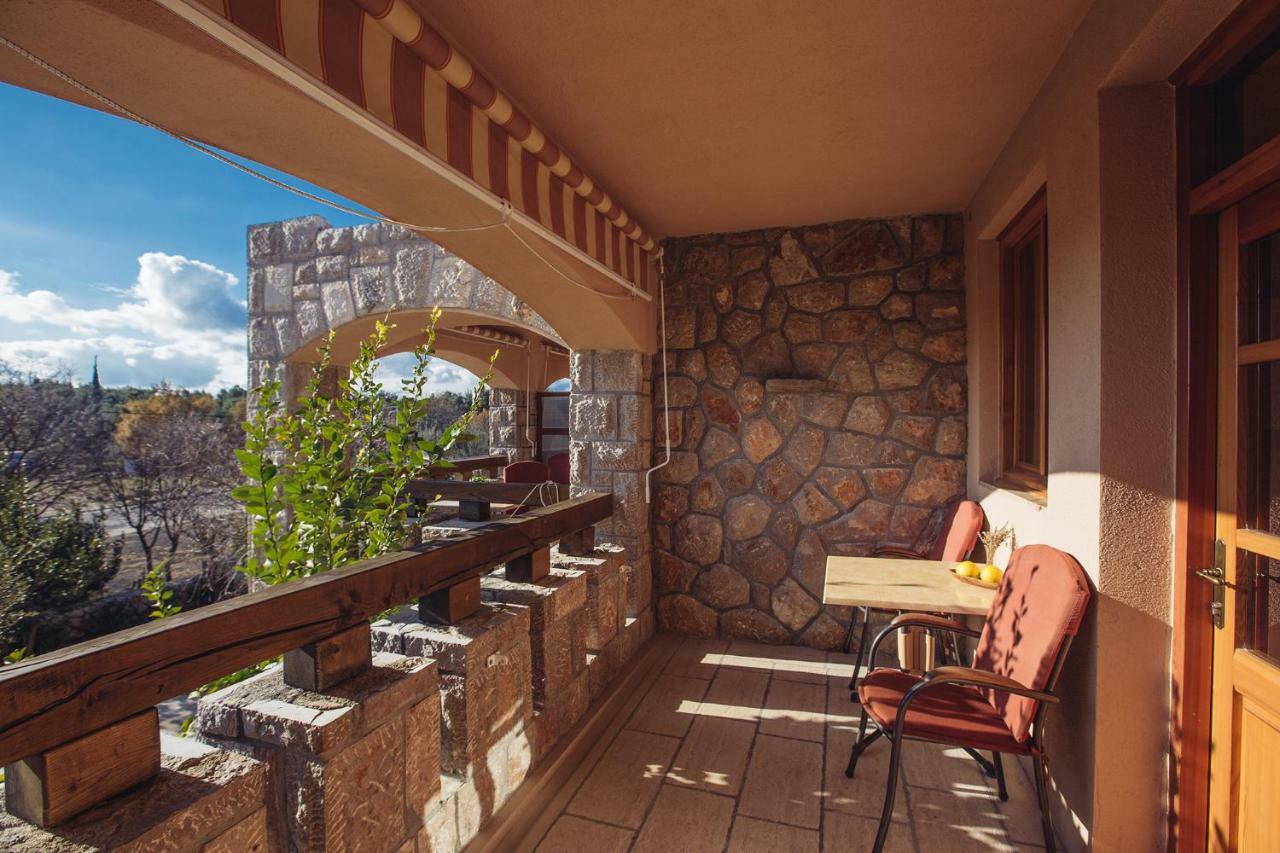 Apartmani I Sobe Dinko Starigrad Paklenica Esterno foto