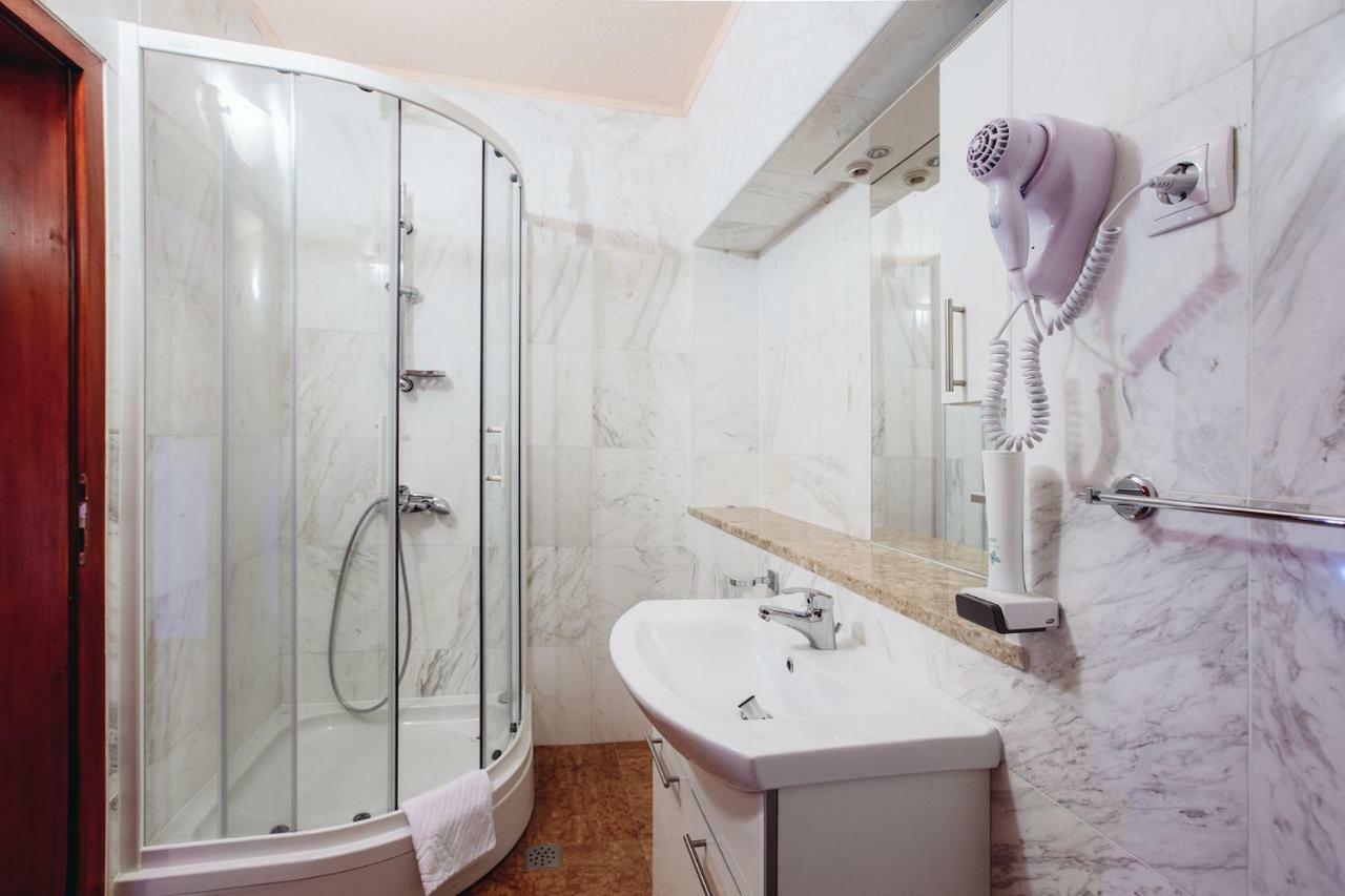 Apartmani I Sobe Dinko Starigrad Paklenica Esterno foto