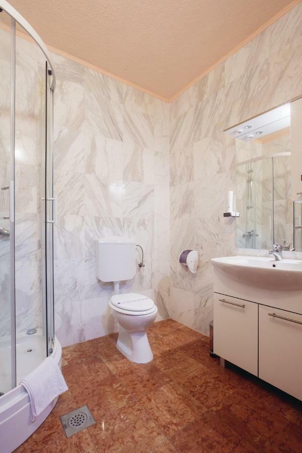 Apartmani I Sobe Dinko Starigrad Paklenica Esterno foto