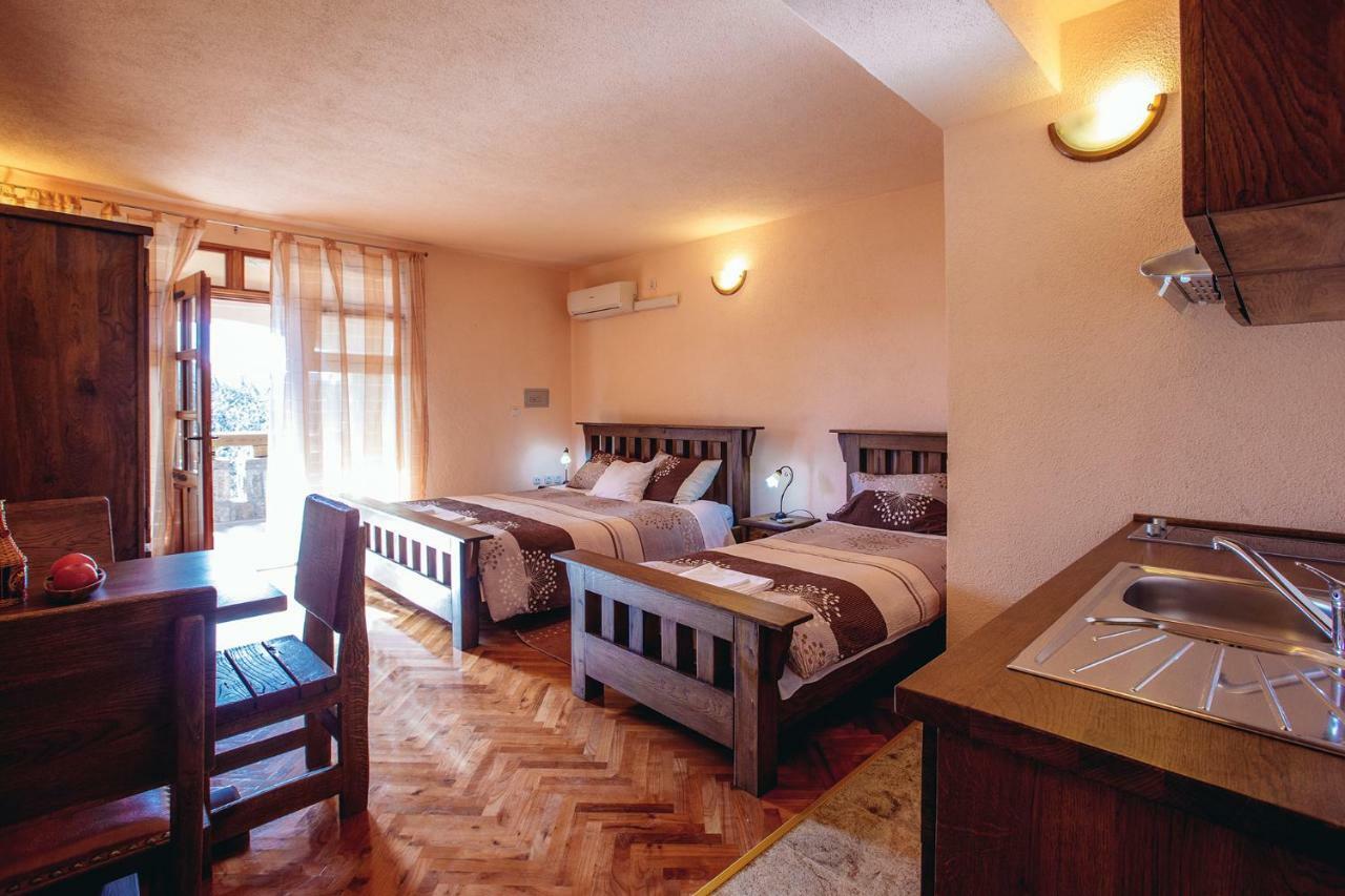 Apartmani I Sobe Dinko Starigrad Paklenica Esterno foto
