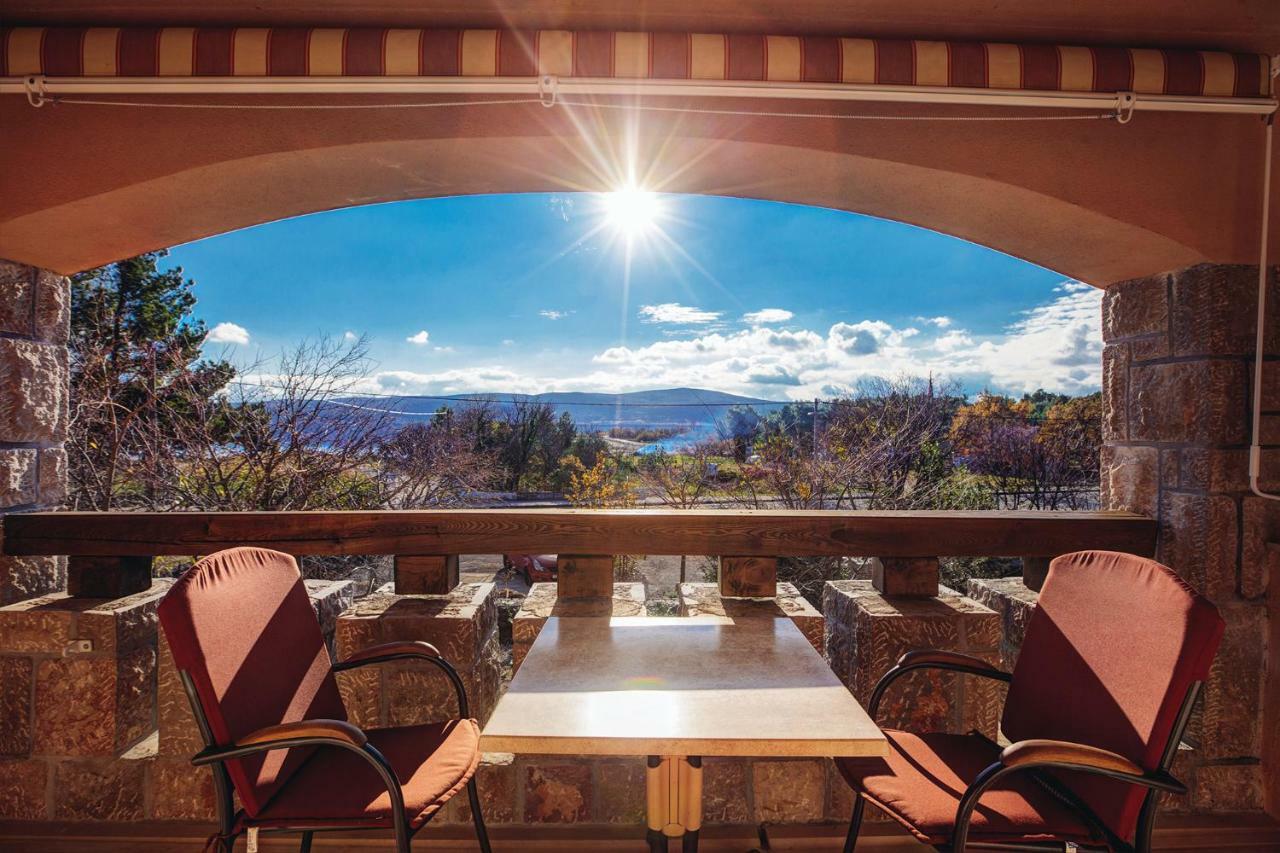 Apartmani I Sobe Dinko Starigrad Paklenica Esterno foto