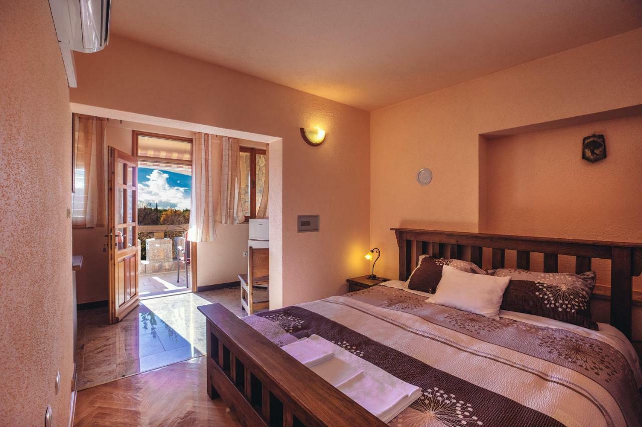 Apartmani I Sobe Dinko Starigrad Paklenica Esterno foto