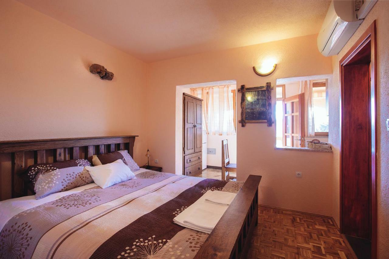 Apartmani I Sobe Dinko Starigrad Paklenica Esterno foto