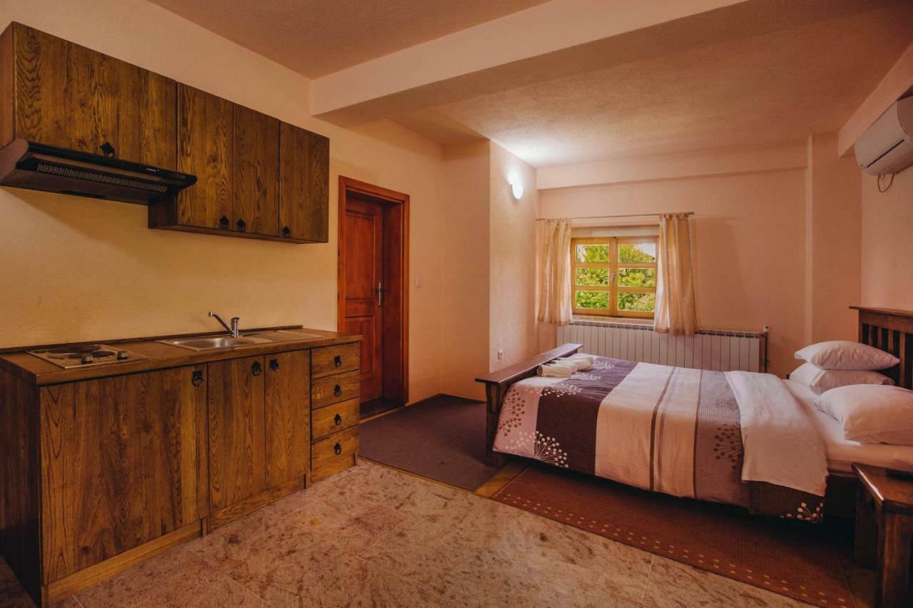 Apartmani I Sobe Dinko Starigrad Paklenica Esterno foto